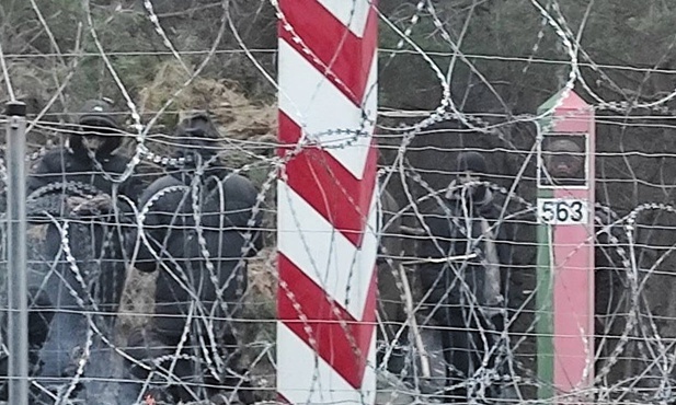 Policja: Atak trwał ponad dwie godziny, najbardziej agresywne osoby zamaskowane