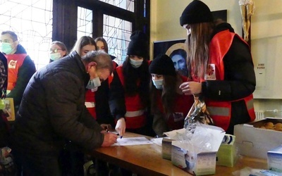 Wolontariusze rozdali ubogim paczki przygotowane przez Caritas i Towarzystwo Pomocy im. św. Brata Alberta.