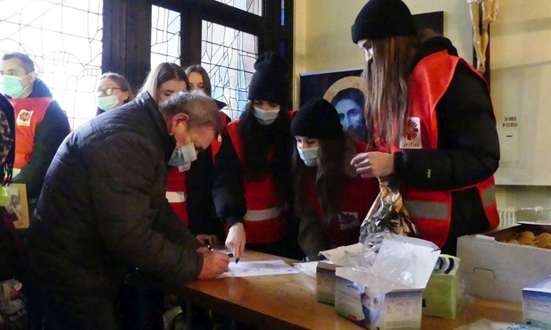 Wolontariusze rozdali ubogim paczki przygotowane przez Caritas i Towarzystwo Pomocy im. św. Brata Alberta.
