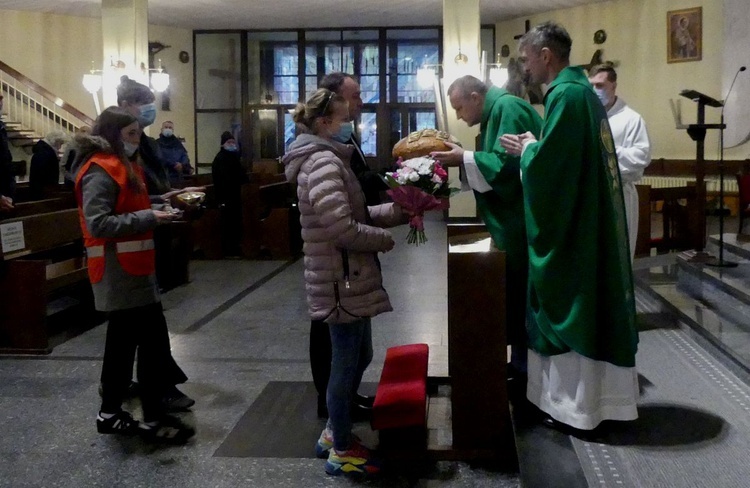 Wśród darów ołtarza nie zabrakło bochna chleba - symbolu Światowego Dnia Ubogich.