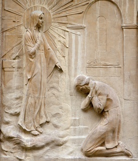 Płaskorzeźba  ilustrująca wizje  Katarzyny Labouré  w kaplicy przy Rue de Bac w Paryżu.