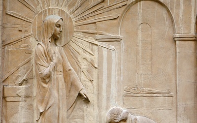 Płaskorzeźba  ilustrująca wizje  Katarzyny Labouré  w kaplicy przy Rue de Bac w Paryżu.