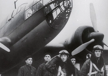 Rok 1939. Załoga samolotu  PZL-37 „Łoś” z 217 eskadry bombowej przy maszynie.