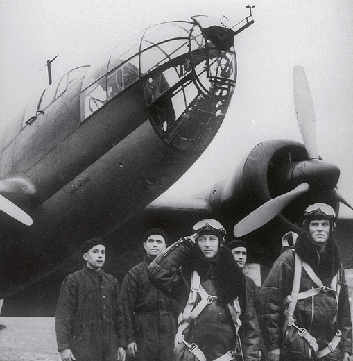 Rok 1939. Załoga samolotu  PZL-37 „Łoś” z 217 eskadry bombowej przy maszynie.