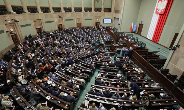 Sejm w uchwale wyraził solidarność z rządem, instytucjami i osobami zaangażowanymi w obronę Polski
