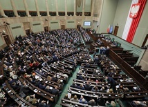 Sejm w uchwale wyraził solidarność z rządem, instytucjami i osobami zaangażowanymi w obronę Polski