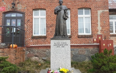 Pomnik ks. Aeltermanna w Mierzeszynie.