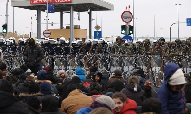 Białoruskie władze: Migranci z obozowiska przy granicy przeszli do centrum logistycznego