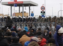 Białoruskie władze: Migranci z obozowiska przy granicy przeszli do centrum logistycznego