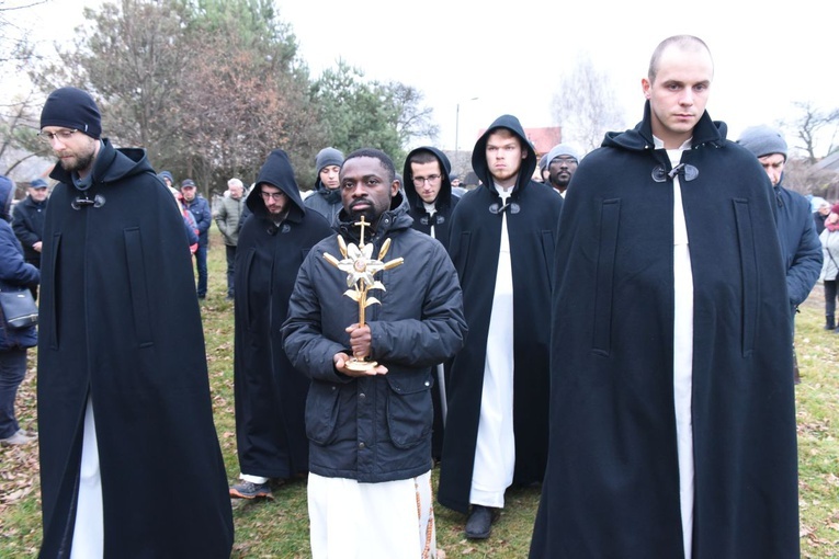 Paulińscy klerycy niosą relikwie bł. Karoliny.