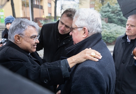 Katowice. Wizyta kard. M. Semeraro pod Pomnikiem Dziewięciu z Wujka.