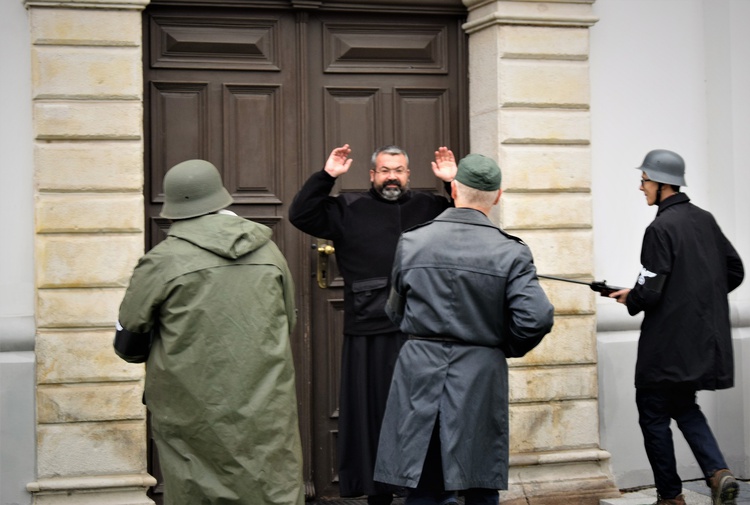 Grę poprzedziła inscenizacja ukazująca aresztowanie ks. Zienkowskiego. 