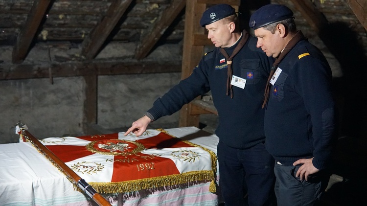 Uczestnicy poznali symbole sztandaru AK.