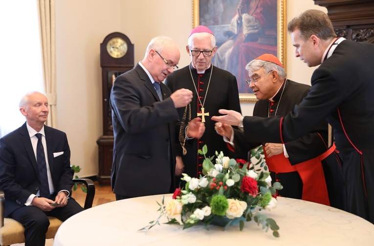 Kard. Semeraro dokonuje wpisu do księgi chrztów przy nazwisku Jana Machy: "Beatyfikowano dnia..."