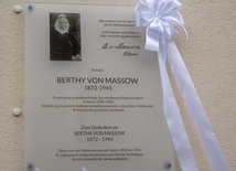 	W październiku na ścianie jednego z budynków szpitalnych zawieszona została tablica przypominająca o siostrze von Massow – protestanckiej diakonisie.