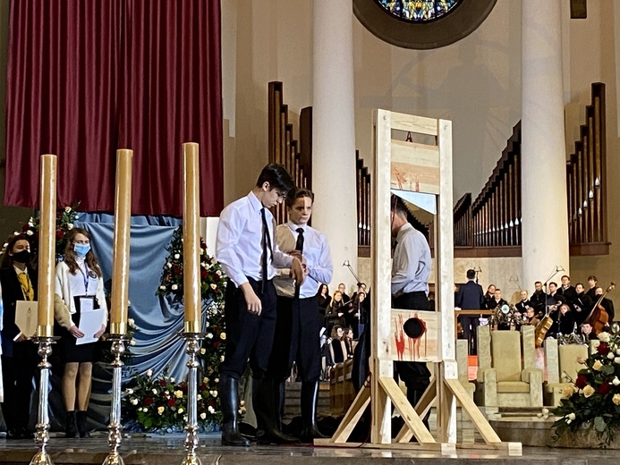 Przedstawienie Teatru Cordis poprzedzające Mszę beatyfikacyjną ks. Jana Machy