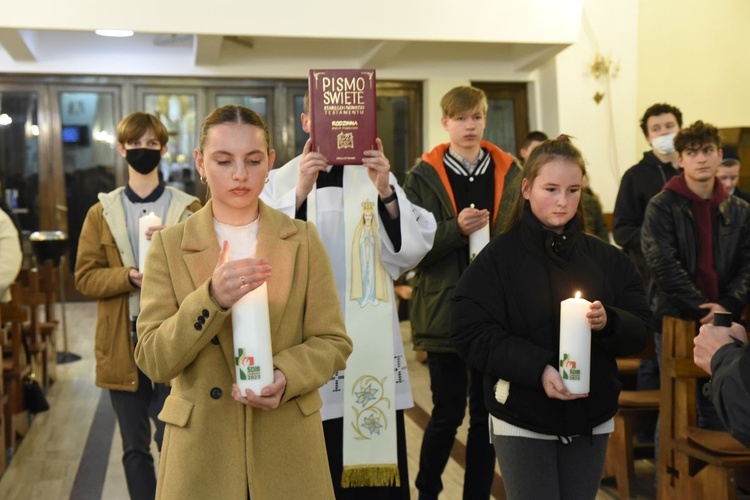 Młodzi rozważali fragment Dziejów Apostolskich, z których zaczerpnięto hasło spotkania.