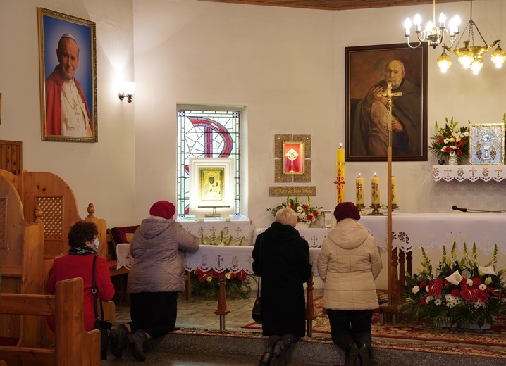 Relikwie św. Brata Alberta Chmielowskiego w kaplicy w Sadowicach