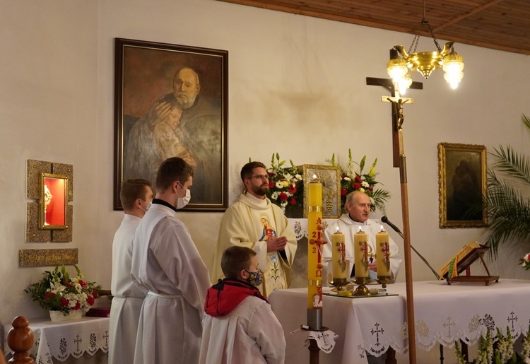 Relikwie św. Brata Alberta Chmielowskiego w kaplicy w Sadowicach