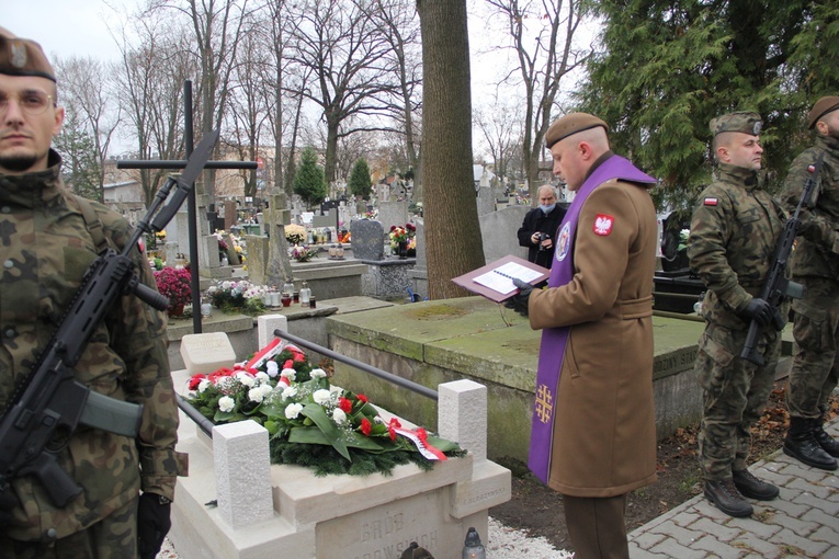 Odnowiony nagrobek Mieczysława Twarowskiego poświęcił ks. ppor. Piotr Woszczyk.