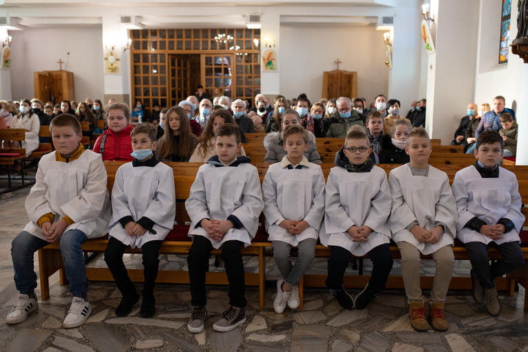 Janowiec. Mała parafia z liczną grupą ministrantów, lektorów i ceremoniarzy