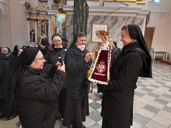 Pielgrzymka sióstr marianek do bardzkiego sanktuarium