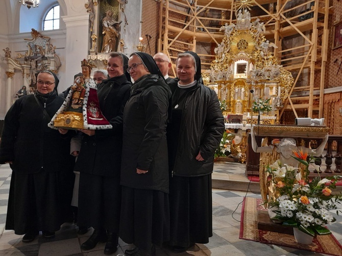 Pielgrzymka sióstr marianek do bardzkiego sanktuarium