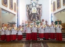 W Strzelach Wielkich 10 nowych przy ołtarzu