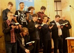 Lektorzy ze Złotych Łanów śpiewają chorał gregoriański