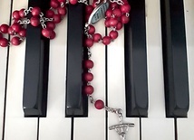 ▲	Wszystkim organistom, organistkom, zespołom dziecięcym i młodzieżowym, chórom parafialnym, orkiestrom i solistom dziękujemy za przybliżanie klimatu nieba. Redakcja „Gościa Łowickiego”.