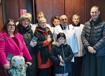 W zakrystii kościoła w Sołku. Z prawej al. Krystian Wieteska. Obok niego ks. Sławomir Olak, proboszcz parafii Sołek.