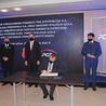 Moment podpisania porozumienia w Stalowowolskiej Strefie Gospodarczej.