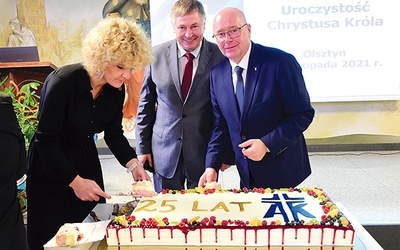 ▼	Na zakończenie gali nie mogło zabraknąć jubileuszowego tortu. Na zdjęciu od lewej: dyrektor ośrodka w Kruzach Agata Milewska, wiceprezes AK Wojciech Hanelt i prezes Wojciech Ruciński.