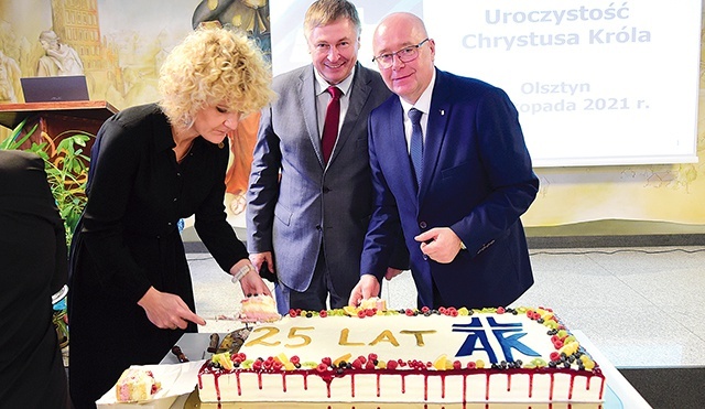 ▼	Na zakończenie gali nie mogło zabraknąć jubileuszowego tortu. Na zdjęciu od lewej: dyrektor ośrodka w Kruzach Agata Milewska, wiceprezes AK Wojciech Hanelt i prezes Wojciech Ruciński.