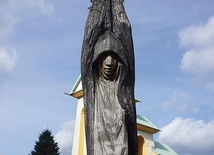 	Rzeźba świętej przed kościołem w Steblowie, wykonana przez Natalię Leykinę, artystkę z Ukrainy.