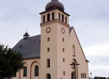 	Świątynię zaprojektował Błażej Schenk, brat słynnego ks. prof. Wacława Schenka. 
