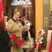 	Elżbieta Kralczyńska i Michał Kobiela przy tablicy ze zdjęciami poległych dziękowali za wspólną modlitwę.