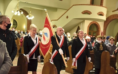 Wprowadzenie sztandaru podczas jubileuszowej uroczystości w kościele pw. Matki Bożej Niepokalanej.