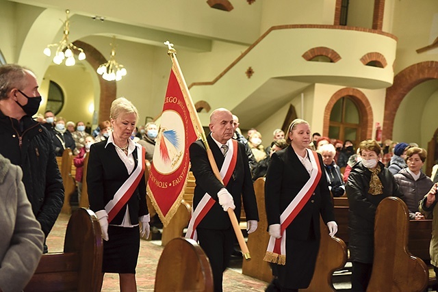 Wprowadzenie sztandaru podczas jubileuszowej uroczystości w kościele pw. Matki Bożej Niepokalanej.