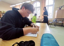 ▲	Stanisław Kosowan rozwiązuje test na etapie szkolnym. 