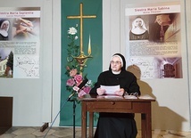 S. Miriam Zając podczas wernisażu.