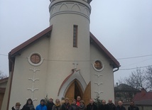 Przed kościołem pw. św. Kingi w Berehove.