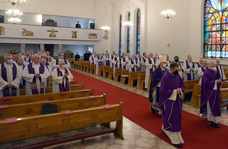 Mszy św. za zmarłych kapłanów przewodniczył bp Marek Solarczyk.