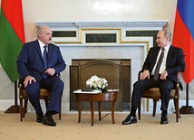 Władimir Putin i Alaksandr Łukaszenka podczas spotkania w Sankt Petersburgu w lipcu br.