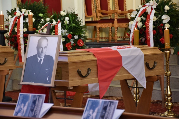 Gdynia. Pogrzeb marynarzy - ofiar terroru komunistycznego