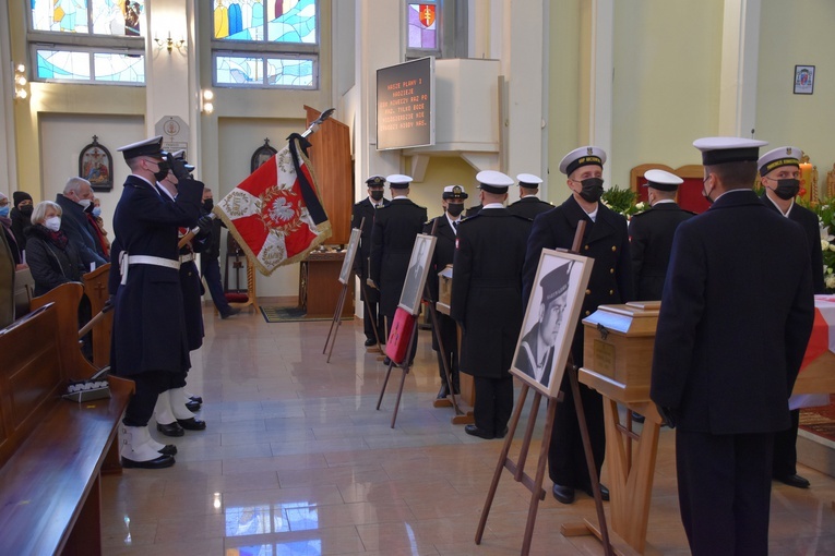 Gdynia. Pogrzeb marynarzy - ofiar terroru komunistycznego