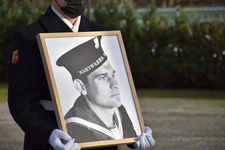 Gdynia. Pogrzeb marynarzy - ofiar terroru komunistycznego