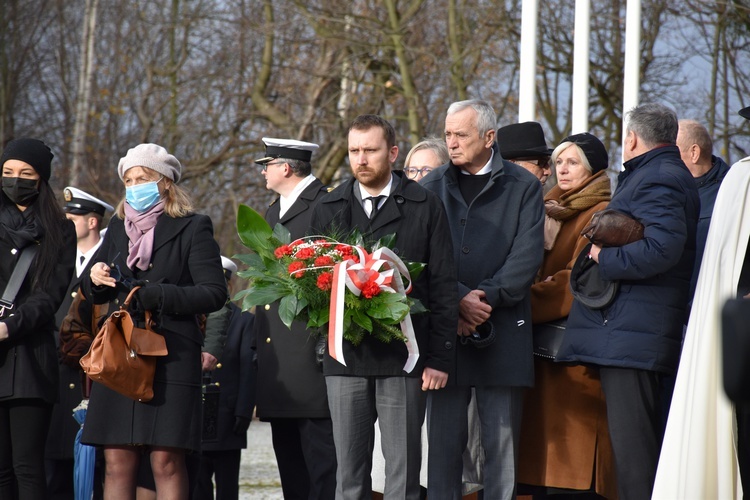 Gdynia. Pogrzeb marynarzy - ofiar terroru komunistycznego