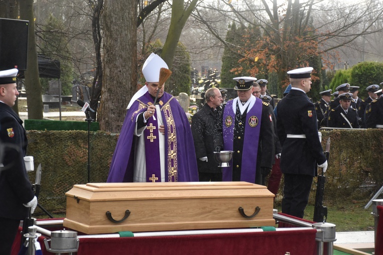 Gdynia. Pogrzeb marynarzy - ofiar terroru komunistycznego