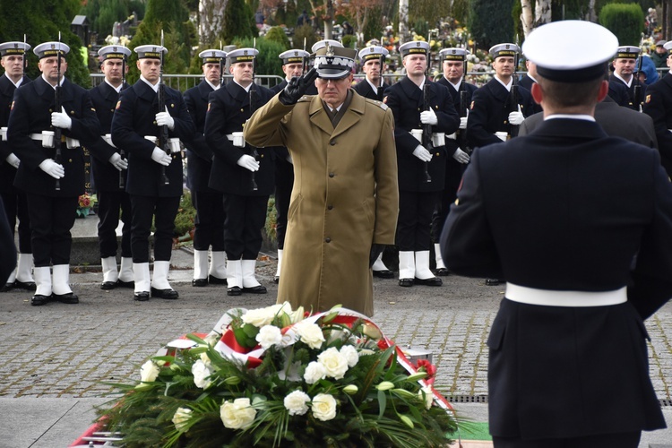 Gdynia. Pogrzeb marynarzy - ofiar terroru komunistycznego